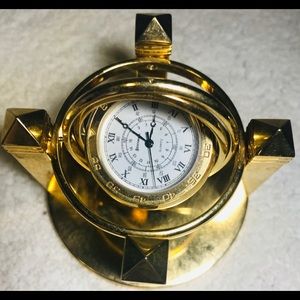 Small decorative table clock. Shoes Of Fashion.